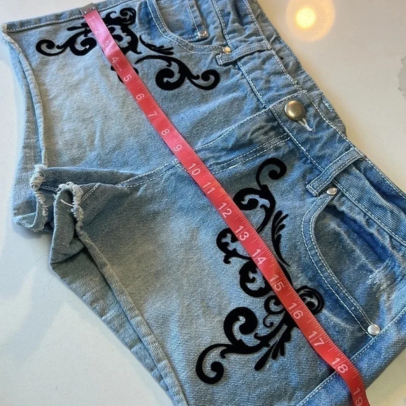 Material Girl light wash jean shorts with black  velvet embellishments. Size‎ 7 - Picture 9 of 9
